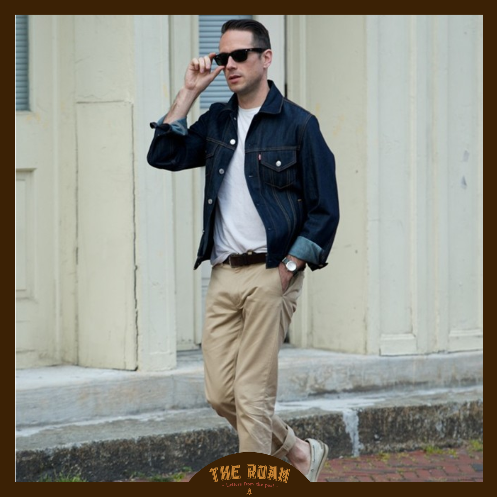 Phối đồ với quần kaki màu be nam và áo jacket jean